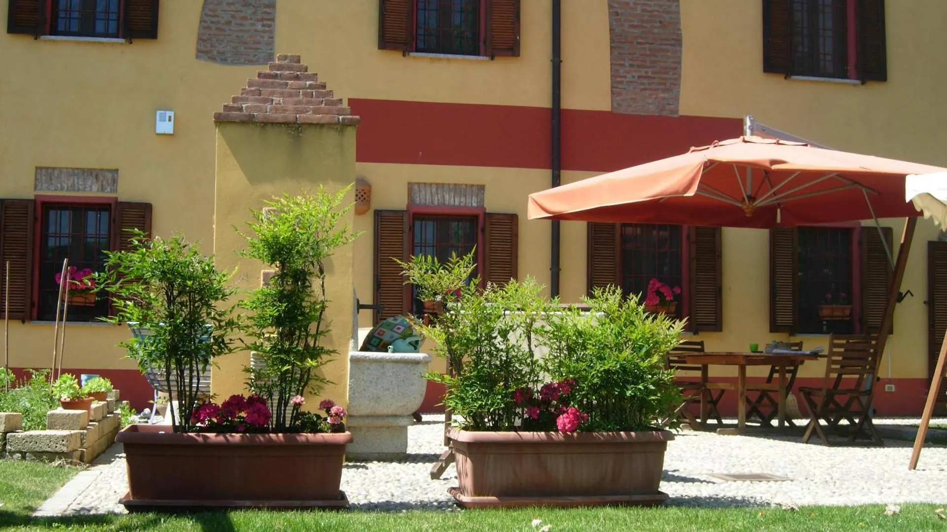 Couette-café B&B Il Pioppo E La Fonte Castello d'Agogna